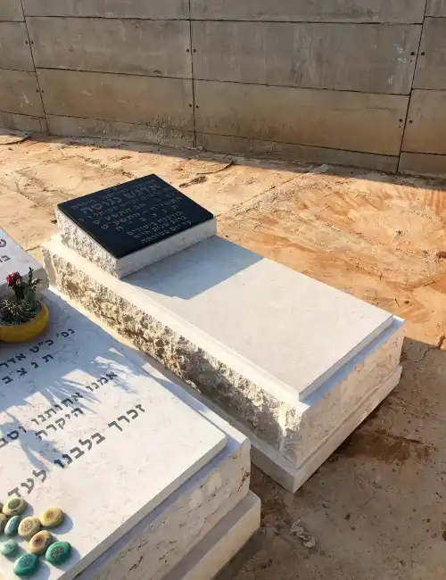 קבורת שדה מצבת יחיד שיש חברוני בשילוב גרניט שחור כיתוב אויות על גרניט
