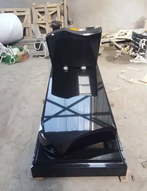 מצבת יחיד בנויה במפעל גרניט שחור