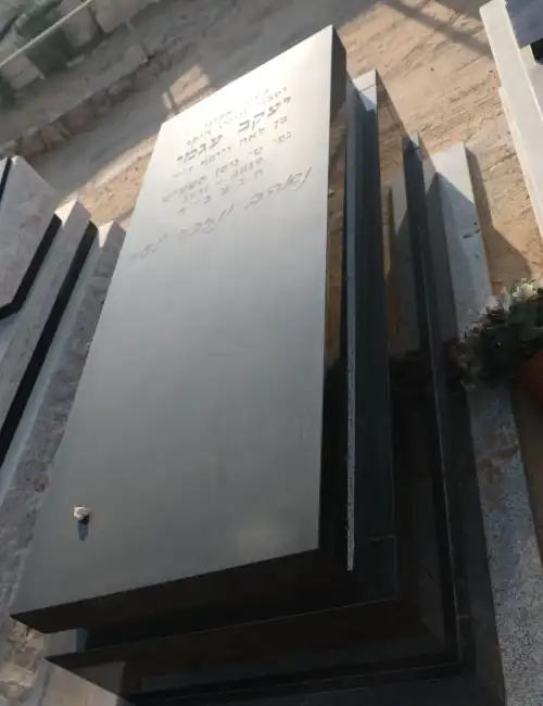 מצבת יחיד קבורת שדה גרניט שחור ושיש טורקי אותיות בעברית