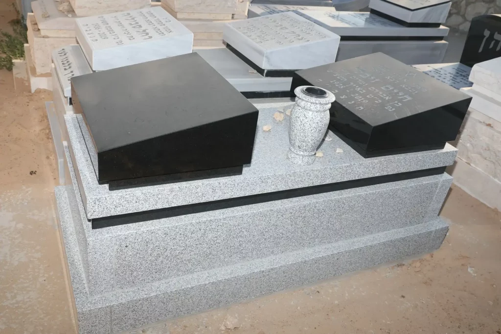 מצבה זוגית קבורת מכפלה שיש טורקי בשילוב גרניט שחור אגרטל לפרחים ואותיות בערבית כרית מגרניט