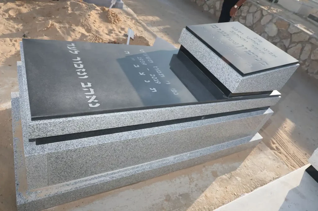 מצבת יחיד קבורת שדה גרניט אפור וגרניט שחור אותיות בעברית