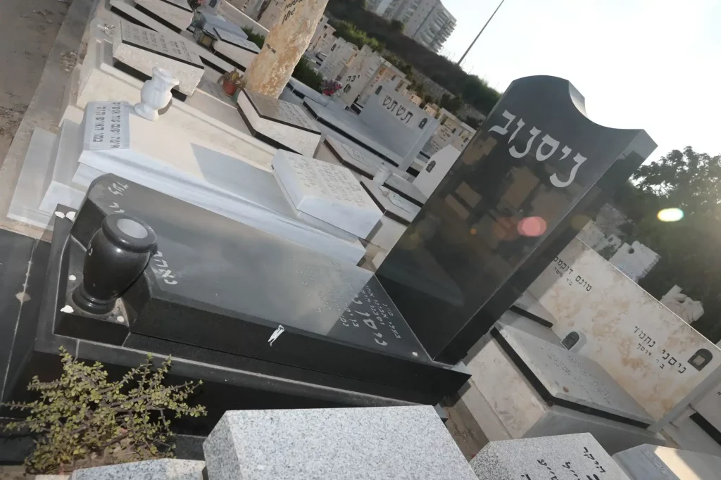 מצבת יחיד קבורת שדה גרניט שחור אגרטל פרחים כיתוב עברית על גבי גרניט