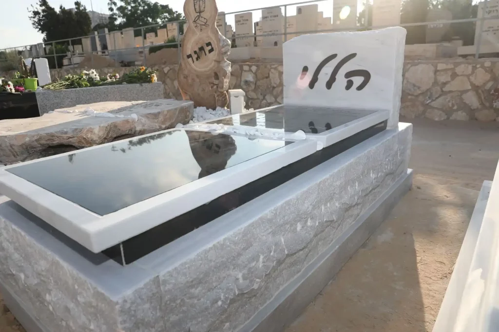 מצבת יחיד קבורת שדה שיש טורקי מסותת טובזה גרניט שחור אותיות בעברית