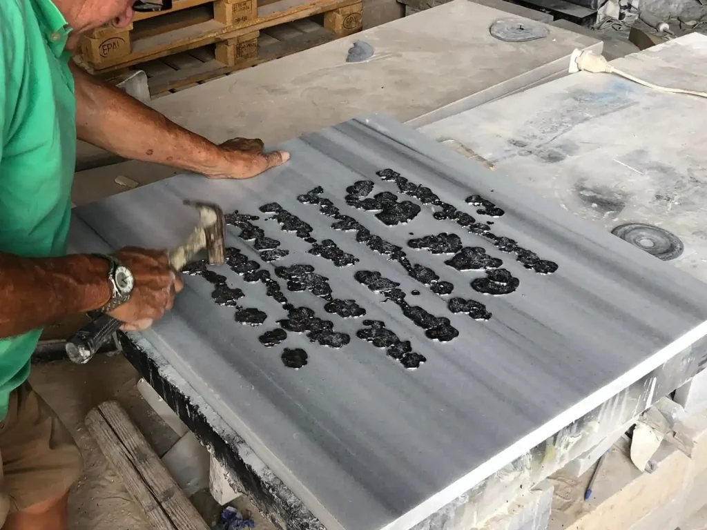 יציקת אותיות עופרת וכיתוב על שיש טורקי מפעל מצבות