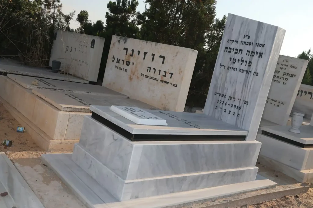 מצבת יחיד שיש טורקי בשילוב פס גרניט שחור אותיות בעברית