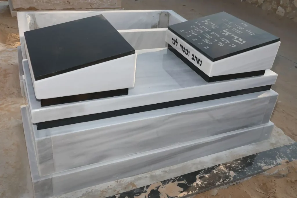 מצבת מכפלה זוגית שיש טורקי וגרניט שחור אותיות על גבי הגרניט והשיש הטורקי