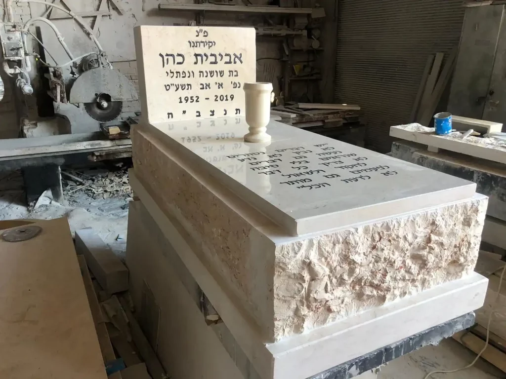 מפעל מצבות בניית מצבת יחיד שיש חברוני עם אגרטל לפרחים ואותיות שחורות