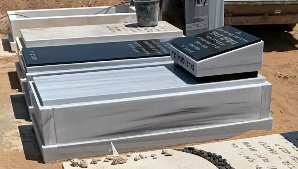 קבורת שדה מצבת יחיד גרניט שחור אותיות בערית ריסוס חול