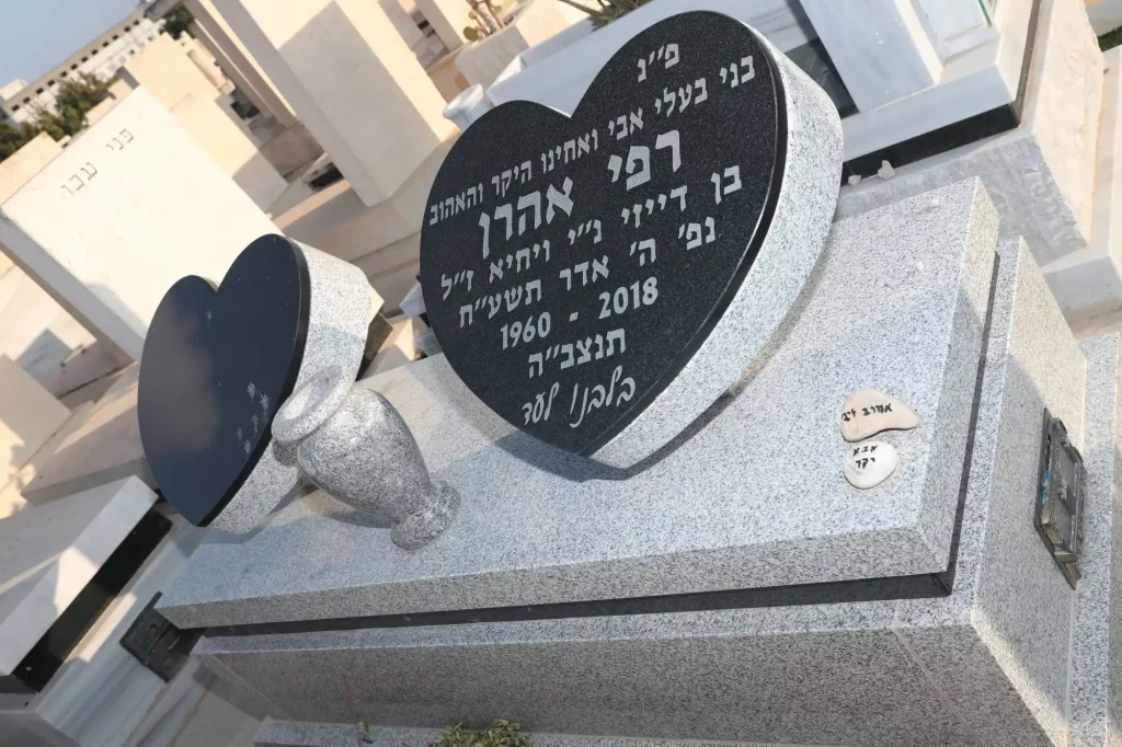 מצבה זוגית מצבת מכפלה משיש טורקי בשילוב גרניט שחור לב משיש אגרטל לפרחים בית נר אותיות על גרניט שחור