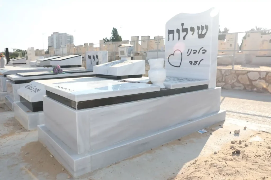 מצבה זוגית מצבת מכפלה שיש טורקי בשילוב גרניט שחור אגרטל לפרחים אותיות בעברית