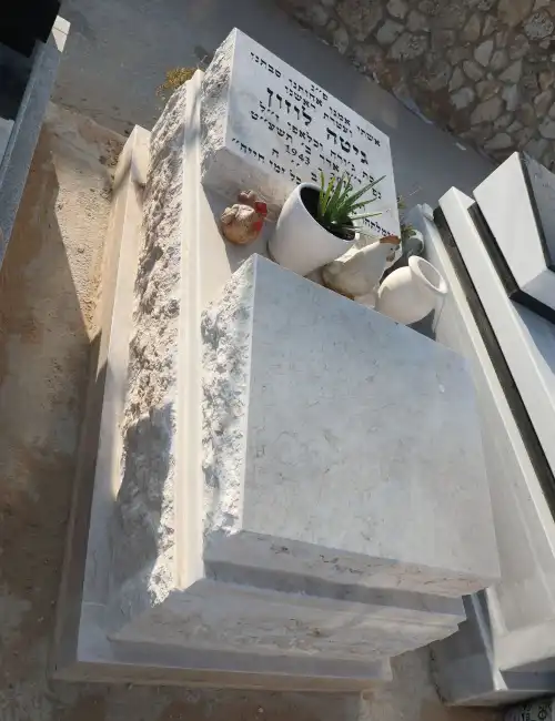 מצבת מכפלה זוגית שיש חברוני שתי כריות אותיות בעברית אגרטל פרחים