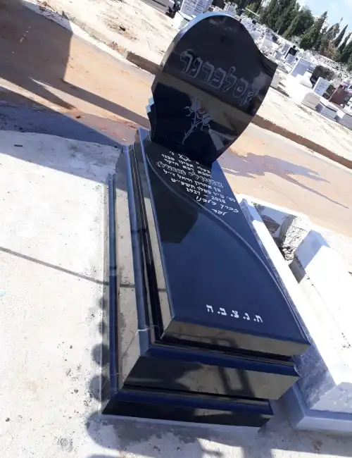 קבורת שדה מצבת יחיד גרניט שחור אותיות בערית ריסוס חול