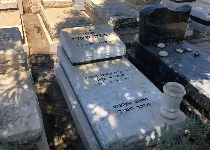 מצבת יחיד ישנה לאחר חידוש קבורת שדה כרית אותיות שחורות בעברית שיש טורקי אגרטל פרחים חדש