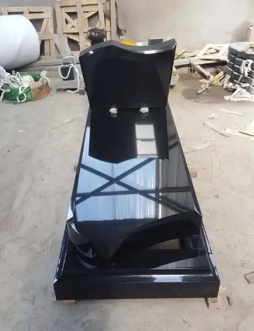 מצבת יחיד בנויה במפעל גרניט שחור