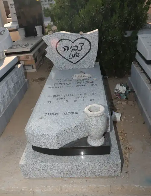 מצבת יחיד קבורת שדה גרניט אפור בשילוב גרניט שחור אגרטל פרחים אותיות בעברית