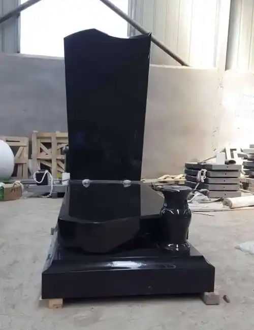 מצבת יחיד בנויה במפעל מגרניט שחור