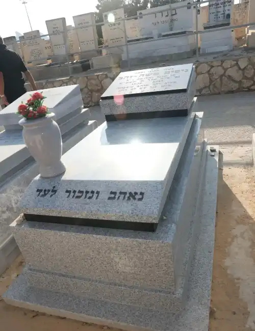 מצבת יחיד קבורת שדה שיש טורקי בשילוב גרניט שחור כרית ואגרטל לפרחים אותיות בעברית