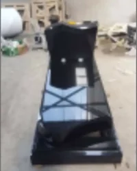 מצבת יחיד בנויה במפעל גרניט שחור