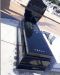 קבורת שדה מצבת יחיד גרניט שחור אותיות בערית ריסוס חול